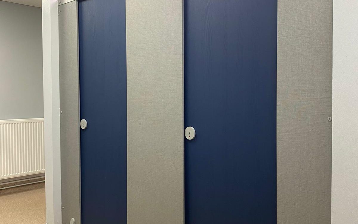 WASHROOM REFURBISHMENT USING INVERIOR VINYL WRAPPING